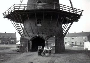 F5807 Hackforter molen, 1964 en buurtkinderen